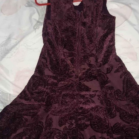 (7) Girls Velvet Dress Wine Colour w/ Floral Design - Picture 4 of 4